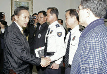이명박 대통령, 일산경찰서 방문