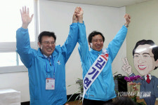 울산에 온 한나라당 김덕룡 선대위원장