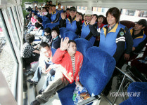 <바다열차 타고 봄나들이 나선 장애인들>