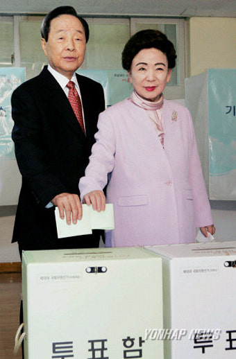 김영삼 전 대통령 내외 투표