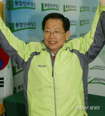 기뻐하는 오제세 당선자