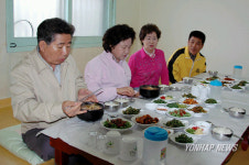 노 전대통령, 마을회관서 오찬