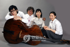  음악회 여는 더블베이스 가족
