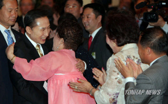 동포와 포옹하는 이 대통령