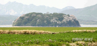 산벚꽃과 청보리밭 사이의 강진만 죽도