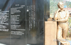 턱괴고 있는 청마 유치환