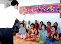 <카메라뉴스> 장수군, 경로당 웃음 치료교실