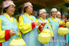 孝로 가는 길 비추는 연등을 들고