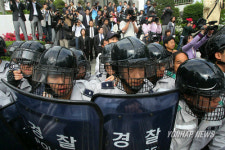 성당 입구를 지켜라