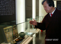 한과박물관 소개하는 김규흔 관장