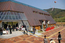 하동 이명산 자락에 개관한 이병주문학관