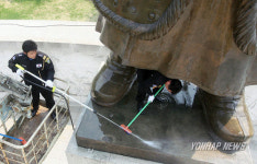 장군님 동상 `구석구석 깨끗하게