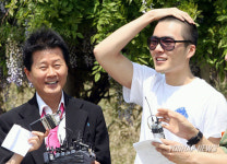 `까만안경 쓴 가수 이루