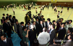 체육시설 둘러보는 실사단