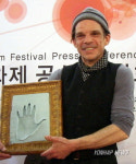 핸드프린팅 하는 드니 라방