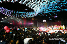 거대한 클럽으로 변모한 서울광장