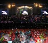 빗속에서도 많은팬들이 모인 플라워 파워콘서트