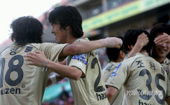 기뻐하는 수원 선수들