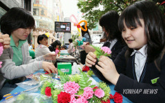 직접 만든 카네이션을 부모님 가슴에!