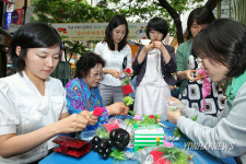 직접 만든 카네이션을 부모님 가슴에!