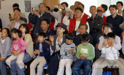 연변 가무단  공연 관람하는 시민들