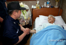 숨진 전우 대신 카네이션을..