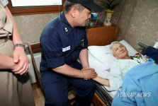 숨진 전우 대신 카네이션을..