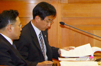 간통죄 위헌소송 공개변론 준비하는 대리인들