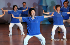 기공체조 선보이는 이경숙 총장