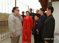 김정일 제대군인가족 격려