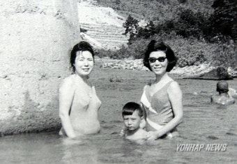 수영복 입은 육영수 여사