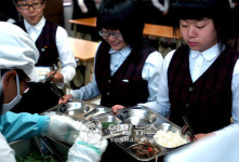 <카메라뉴스> 남춘천여중서 한우 무료급식