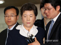 법정 들어서는 김순애씨