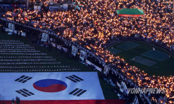 둘로 나뉜 시청 앞 광장