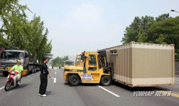 컨테이너로 막힌 동십자각  도로