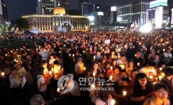 휴일 저녁 시청 앞 광장에 모인 시민들