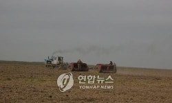 (블라디보스토크=연합뉴스) 박창수 특파원 = 한국기업들의 잇따른 진출 소식에 농지값이 급등한 러시아 연해주 인근의 한 농장에서 콩 파종작업...