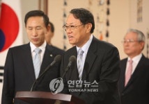 신임 인사하는 정정길 비서실장