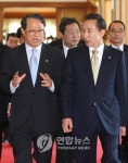 이 대통령과 정정길 대통령실장