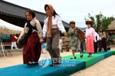 제 모습 피난민 같지요