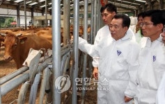 한승수 총리, 축산농가 방문