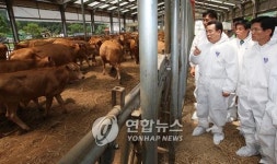 한승수 총리, 축산농가 방문