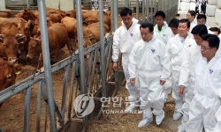 한승수 총리, 축산농가 방문