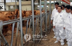 한승수 총리, 축산농가 방문
