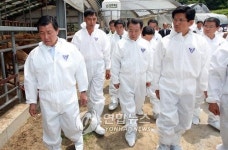 한승수 총리, 축산농가 방문