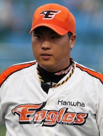 덕아웃 들어가는 한화 류현진