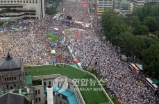 시청 앞 광장에 모인  대규모 군중들