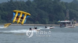 남이섬서 더위 식히는 관광객