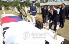 헌화 및 분향하는 광복회 회원들