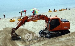 한쪽은 해수욕.한쪽은 개장준비